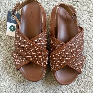 NWT Universal Thread Tan and White Sandals